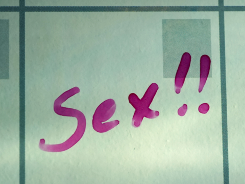 An einer Wand steht Sex mit zwei Ausrufezeichen.