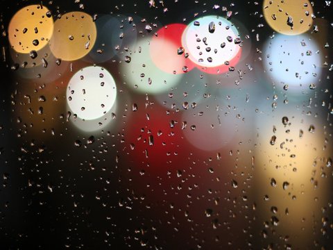 Bild von regennasser Scheibe mit reflektierenden Lichtern