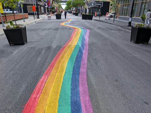 Fußgängerzone mit Regenbogenfarbe