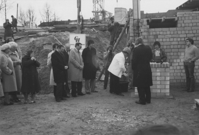 mehrere Personen auf einer Baustelle bei der Grundsteinlegung des Hildegard-Schürer-Hauses