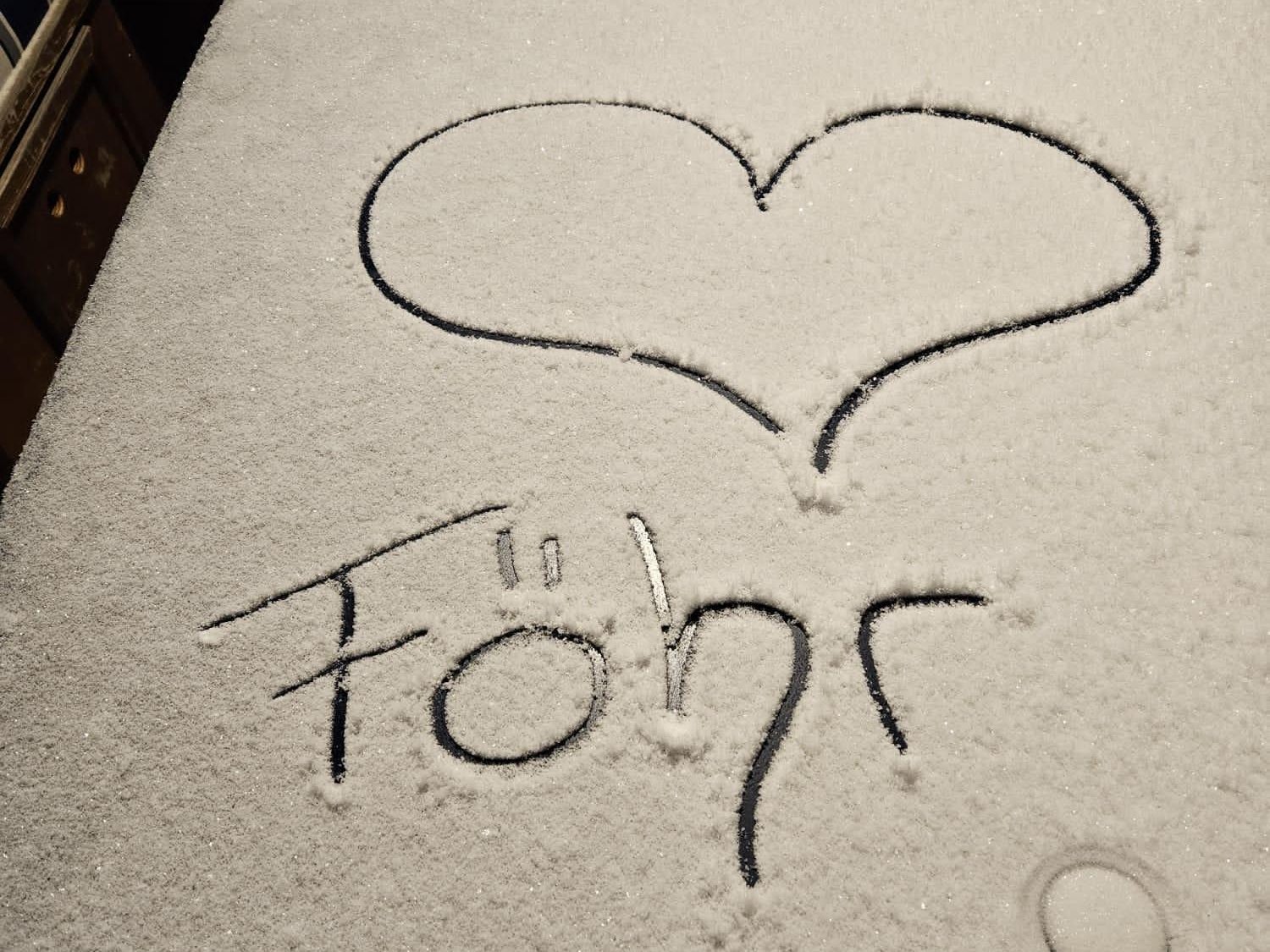 Ein in den Schnee geschriebenes Herz und das Wort Föhr darunter.