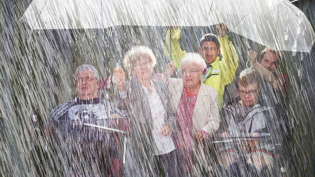 Menschen mit Regenschirm. Es regnet