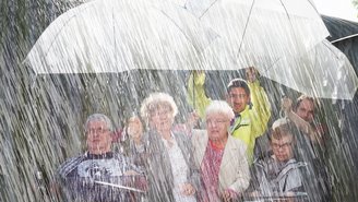 Menschen unter Regenschirmen