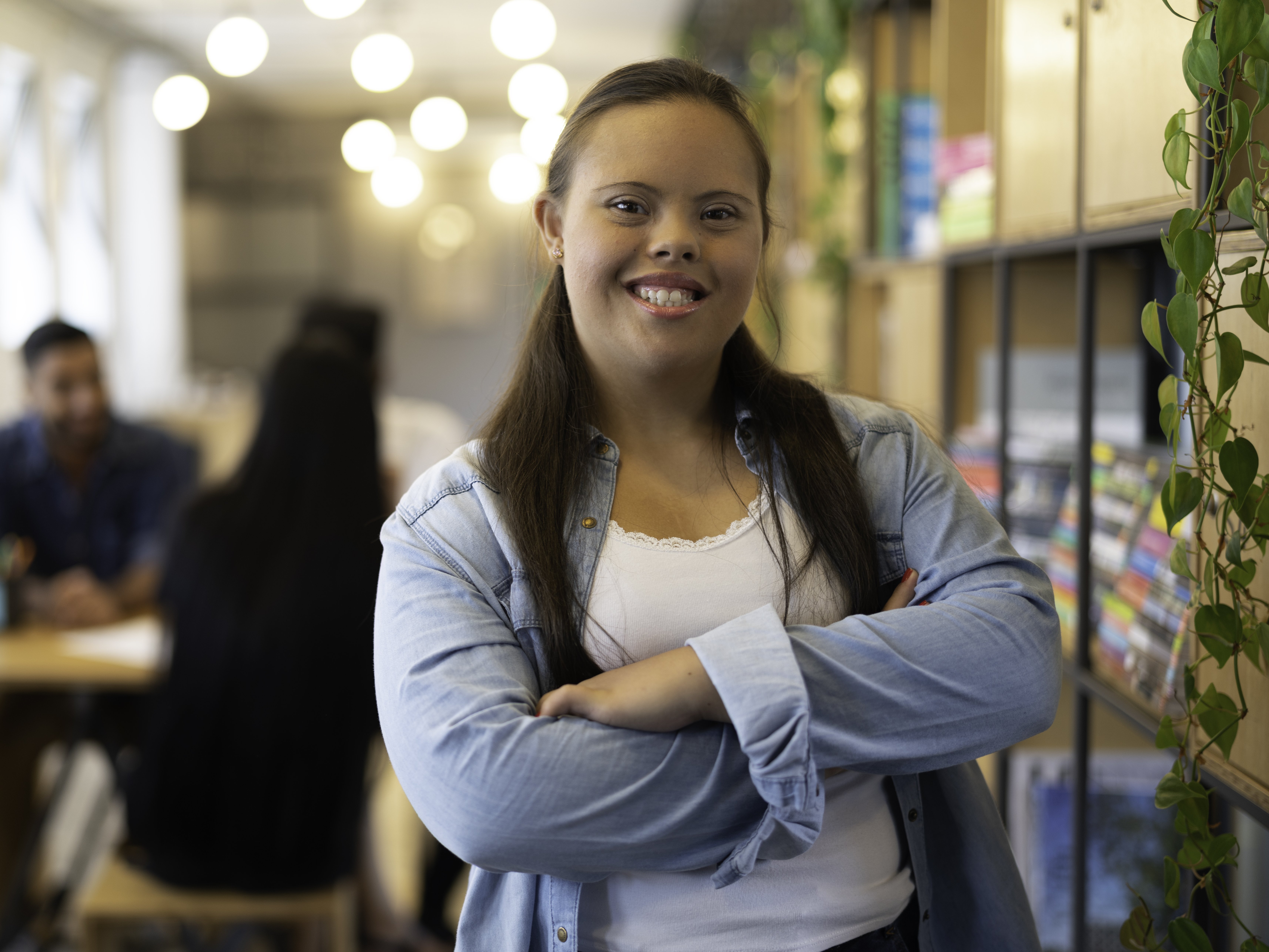 Junge Frau mit Downsyndrom in Bibliothek