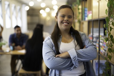 Junge Frau mit Downsyndrom in Bibliothek