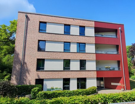 Man sieht eine Außenansicht des Gebäudes der Hausgemeinschaft Gojenberg