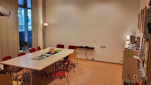 Treffpunkt Harburg Innenansicht: Raum mit einem bestuhlten Tisch