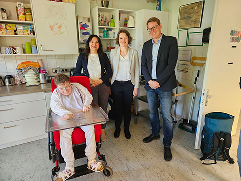 Frau im Rollstuhl mit Staatsrätin Funda Gür, Gesche Emme und Dirk Mellies