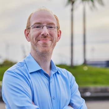 Ein Foto von Danny Geisselmann. Im Hintergrund sieht man den Park Fiction.