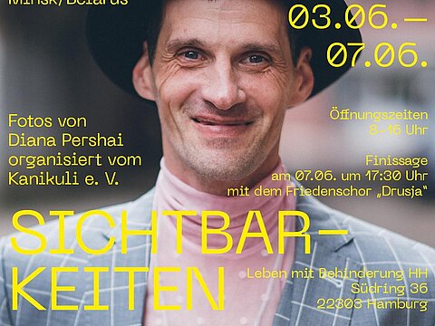 Plakat zur Ausstellung mit Zeit und Ort. Mann mit Hut blickt in Kamera. 