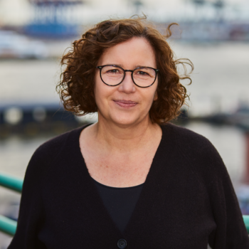 Ein Foto von Christine Siems. Im Hintergrund sieht man den Hamburger Hafen.