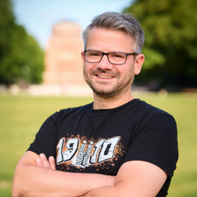 Ein Foto von Christian Bach. Im Hintergrund sieht man das Hamburger Planetarium