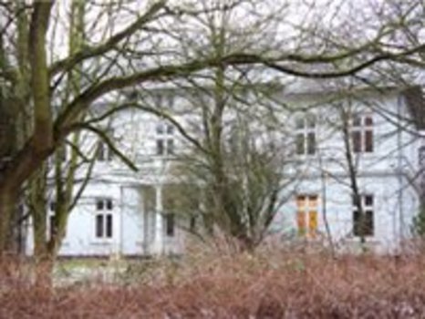 Man sieht eine Außenansicht des Gebäudes der Wohngemeinschaften am Pulverhof