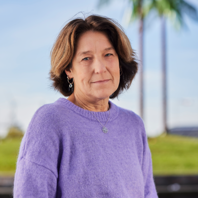 Ein Foto von Claudia Nolting-Brunke. Im Hintergrund sieht man den Park Fiction.