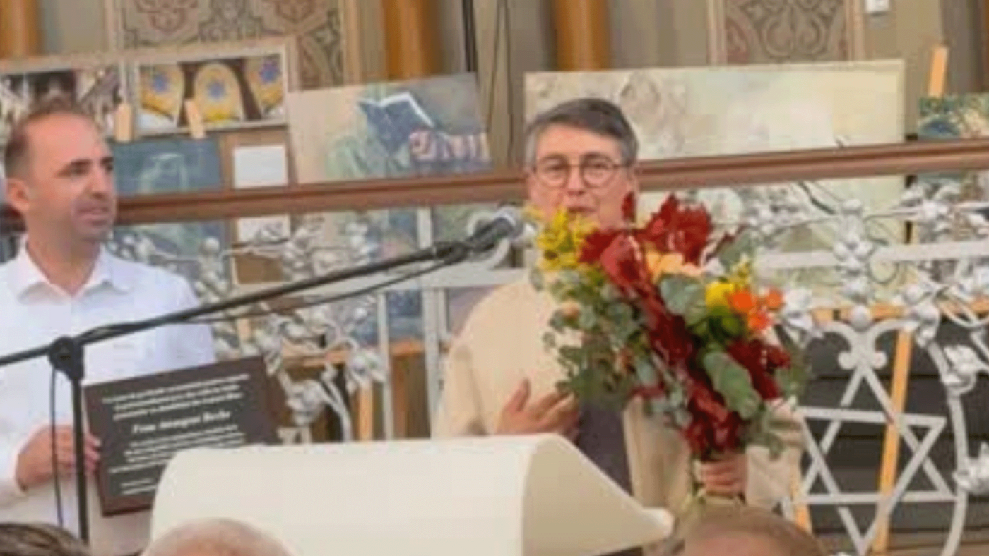 Anne Becke in der Neuen Synagoge in Oradea/Rumänien am Rednerpult bei ihrer Ehrung