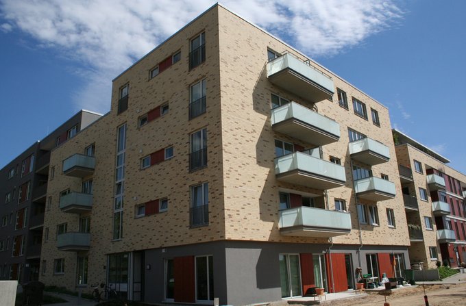 Mehrstöckiges Wohngebäude mit Balkonen
