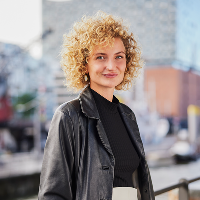Ein Foto von Anna-Mia Klüpfel. Im Hintergrund sieht man die Hamburger Elbphilharmonie