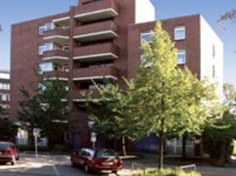 Hausfassade des Wohngebäudes mit Balkonen in Richtung der Straße
