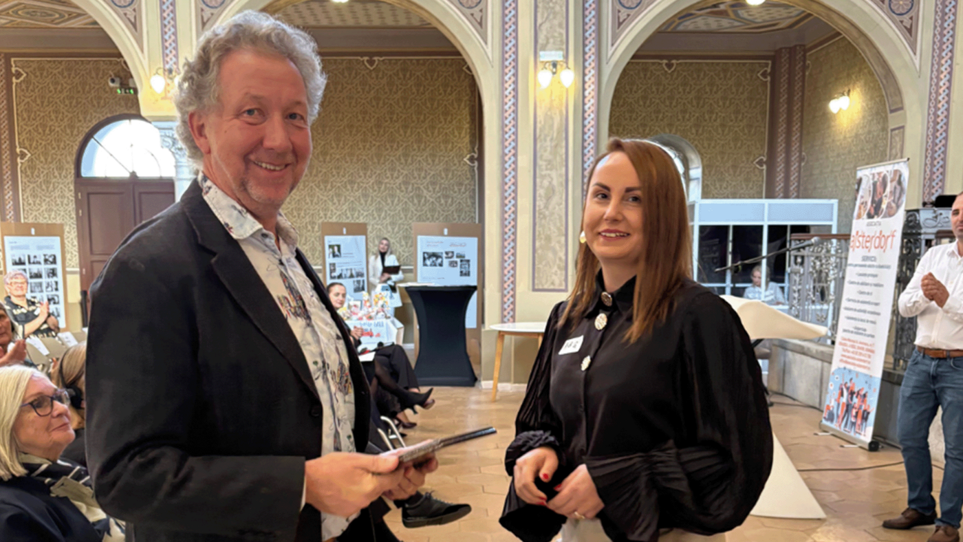 Mathias Westecker bei seiner Ehrung in der Neuen Synagoge in Oradea/Rumänien, rechts daneben eine Frau