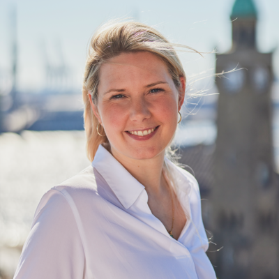 Ein Foto von Anna Rustemeier. Im Hintergrund sieht man den Hamburger Hafen