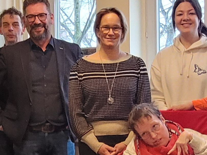 Gruppenfoto Ralph Grevel, Senatorin Melanie Schlotzhauer, Klient*innen und Mitarbeitende