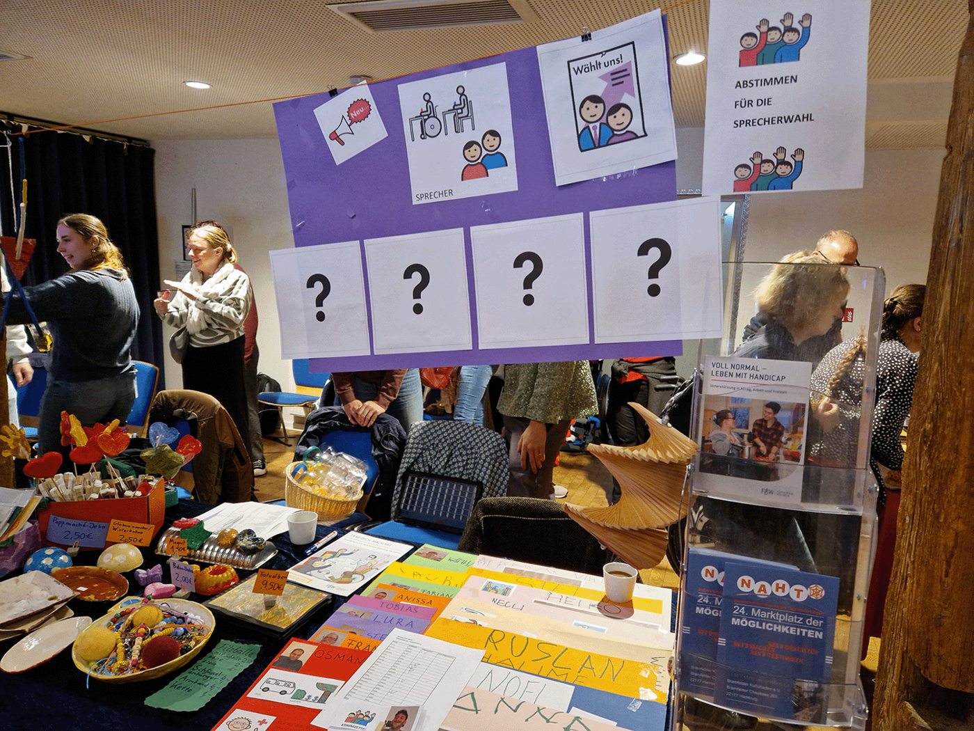 NAHT-Markt im Brakula: Stand mit Produkten und Informationen zur Interessenvertretung
