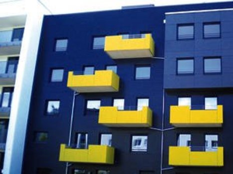 Modernes Wohngebäude mit Balkons