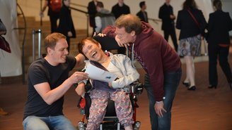 Frau und Mann im Rollstuhl in der Elbphilharmonie.