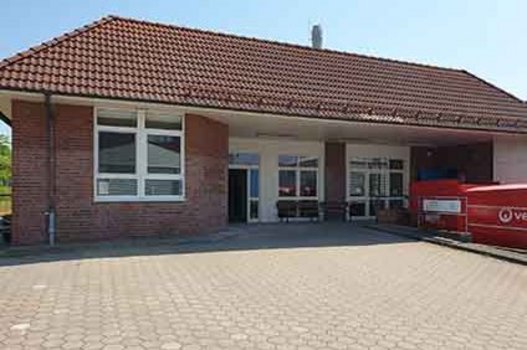 Gebäude mit rotem Ziegeldach und kleinem Außenbereich