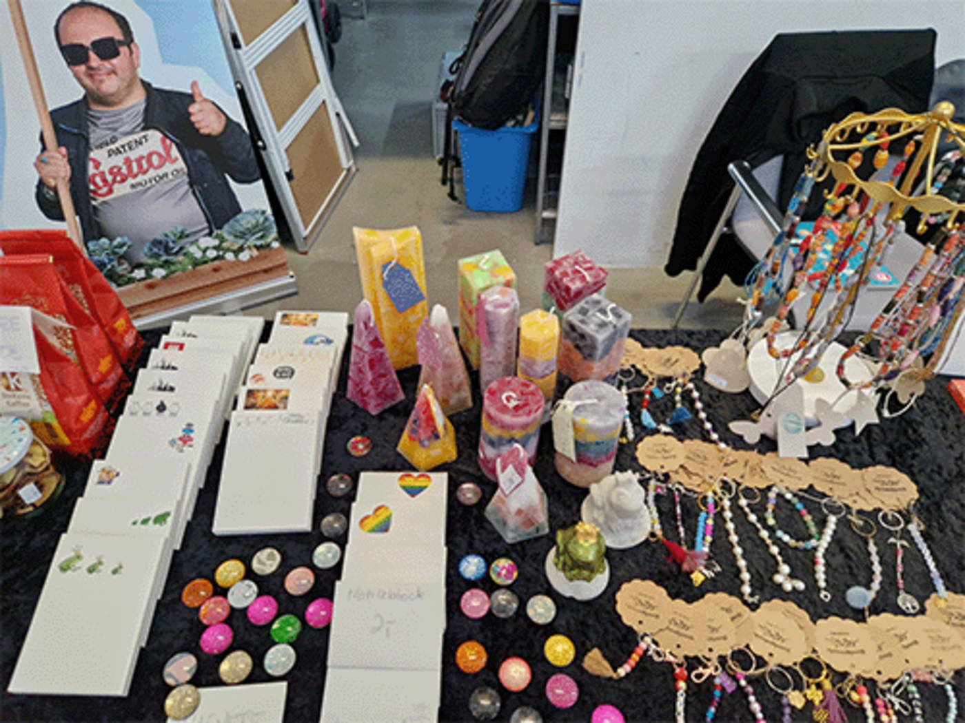 Stand mit Notizheften, Kerzen und Schmuck