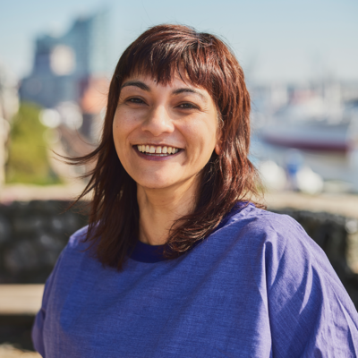Ein Foto von Ramia Dimiati. Im Hintergrund sieht man den Hamburger Hafen.