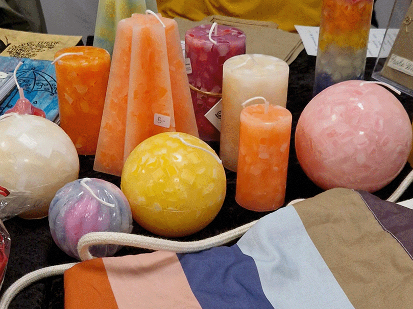 NAHT-Markt im Brakula: Stand mit Kerzen und Stoffbeutel