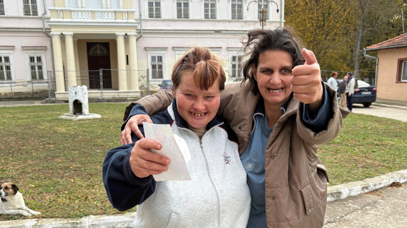 Zwei Frauen vor der Neuen Synagoge in Oradea/Rumänien