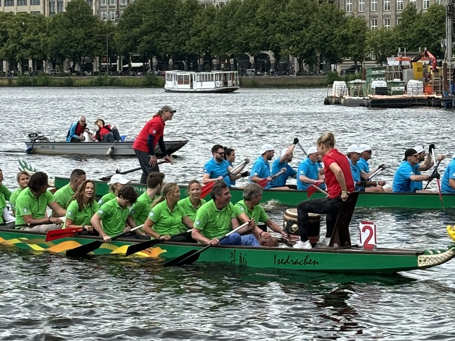 Drachenboot auf der Alster