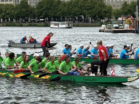 Drachenboot auf der Alster