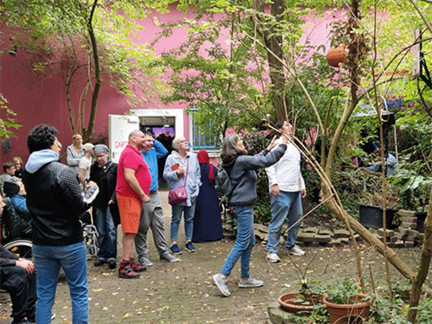 Szene im Garten: Menschen spielen Basketball