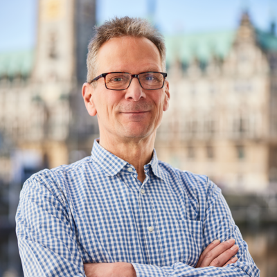 Ein Foto von Andreas Stolle. Im Hintergrund sieht man das Hamburger Rathaus