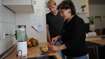 Zwei Menschen in einer Küche