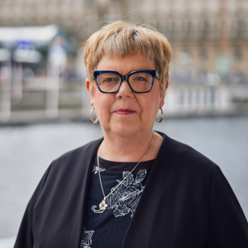 Ein Foto von Brigitte Buermann-Gerdes. Im Hintergrund sieht man das Hamburger Rathaus.