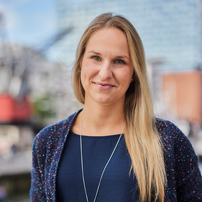 Ein Foto von Frederike Torlee. Im Hintergrund sieht man den Hamburger Hafen