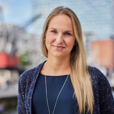 Ein Foto von Frederike Torlee. Im Hintergrund sieht man den Hamburger Hafen