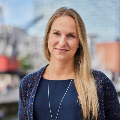 Ein Foto von Frederike Torlee. Im Hintergrund sieht man den Hamburger Hafen