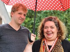 Zwei Personen stehen unter einem Regenschirm