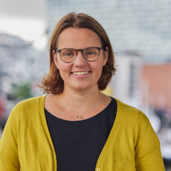 Ein Foto von Celine Müller. Im Hintergrund sieht man die Hamburger Elbphilharmonie