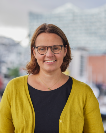Ein Foto von Celine Müller. Im Hintergrund sieht man die Hamburger Elbphilharmonie