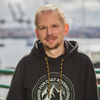Ein Foto von Björn Abramsen. Im Hintergrund sieht man den Hamburger Hafen.