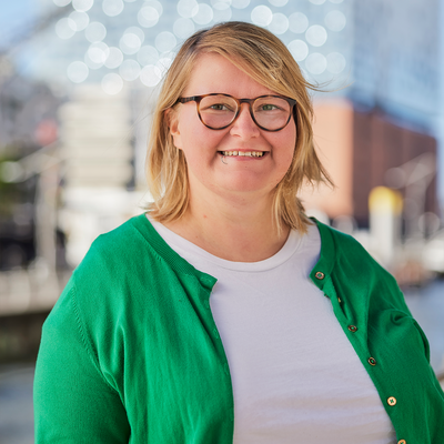 Ein Foto von Franziska Kanz. Im Hintergrund sieht man die Hamburger Elbphilharmonie