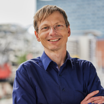 Ein Foto von Dirk Stocker. Im Hintergrund sieht man die Hamburger Elbphilharmonie.