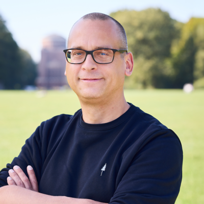 Ein Foto von Andre Sickklein. Im Hintergrund sieht man das Hamburger Planertarium