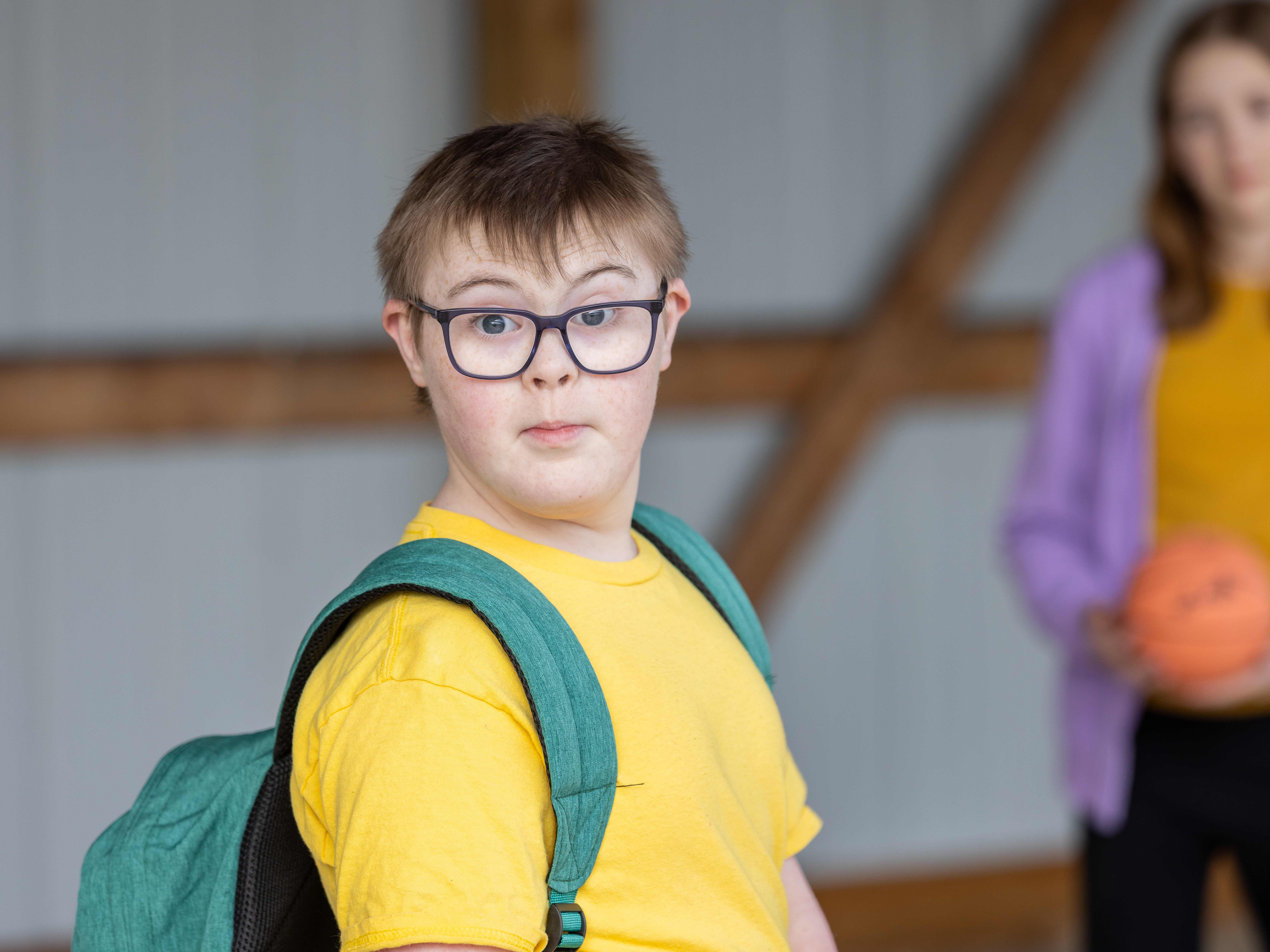 Junge mit Schulranzen und Behinderung.